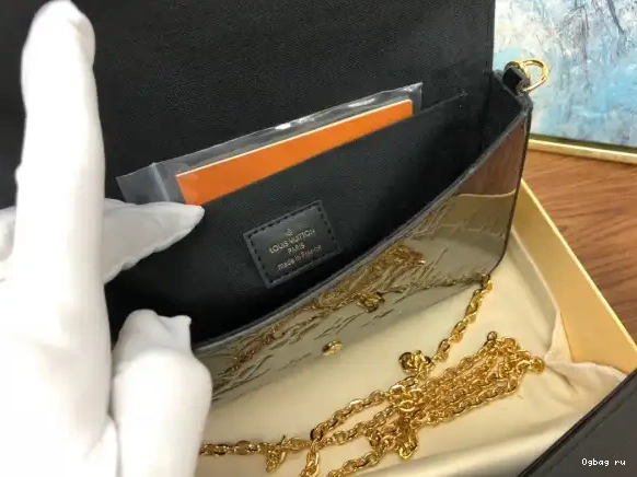 FÉLICIE LOUIS POCHETTE VUITTON 0427